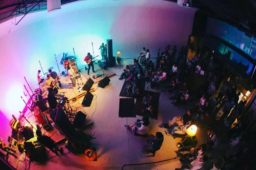 Concert and live performance lighting in an indoor venue